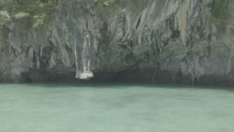 andaman en barco de mar paseo de rocas de acantilado de piedra caliza islas sur de tailandia prores