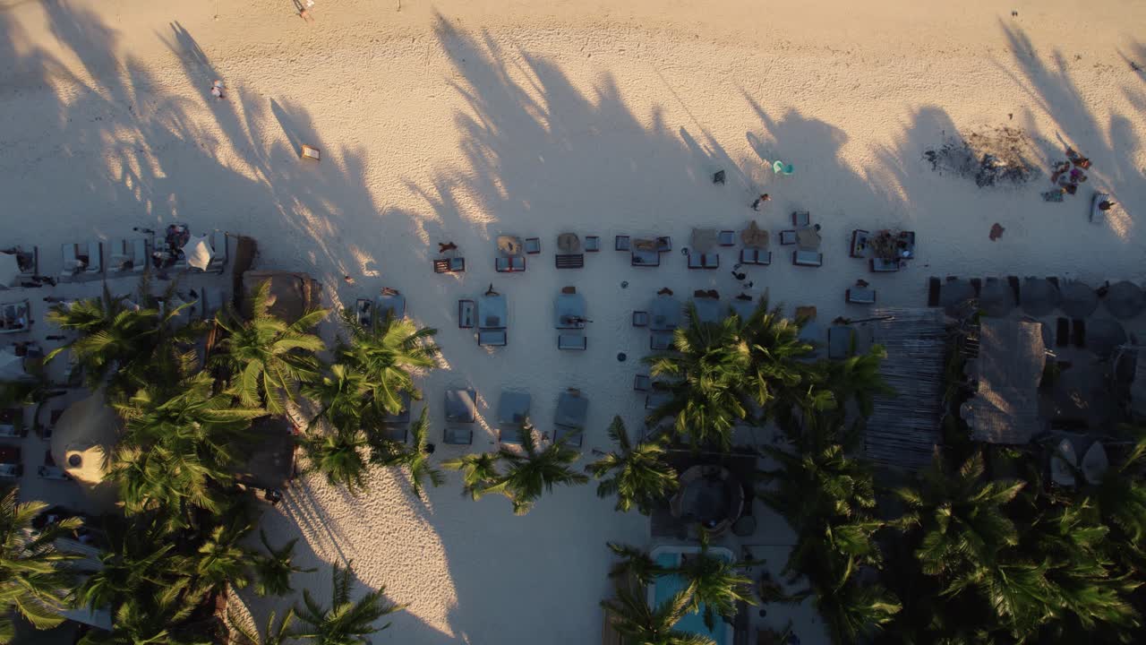 volando sobre la playa de akiin, con un hermoso mar verde y las casas rodeadas de árboles