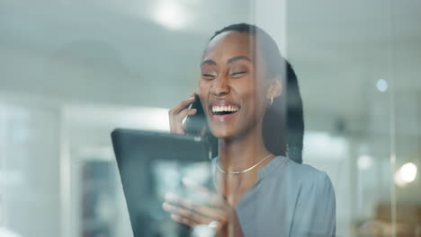 Tableta,-Feliz-Discusión-Y-Llamada-Telefónica-De-Un-Negro