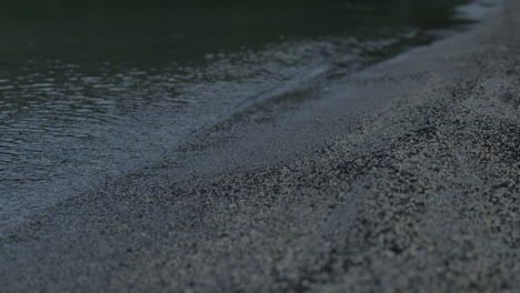 Agua-Rompiendo-En-La-Orilla-Del-Lago-Rotoma,-Nueva-Zelanda