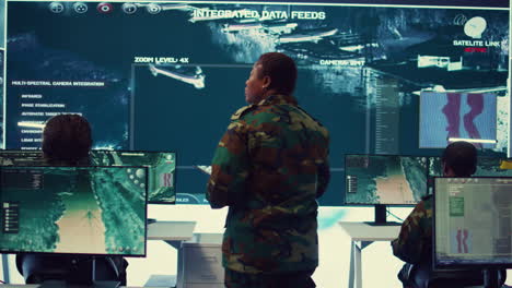 general de brigada llevando a cabo una misión antiterrorista en la sala de operaciones militares