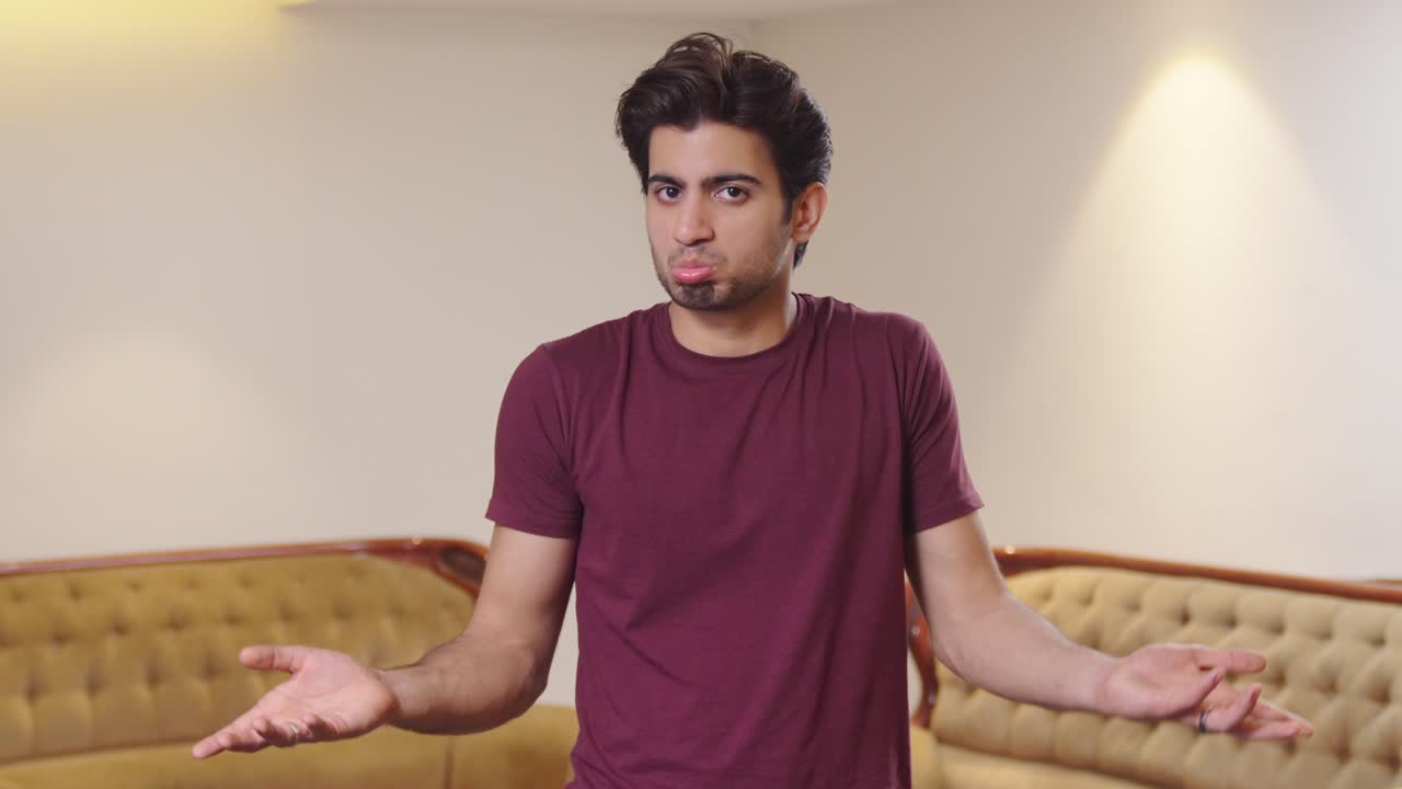 hombre indio confundido preguntando qué