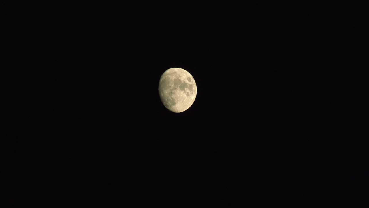Lua cheia com a escuridão da noite