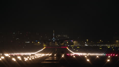 aterrizaje nocturno de un avión
