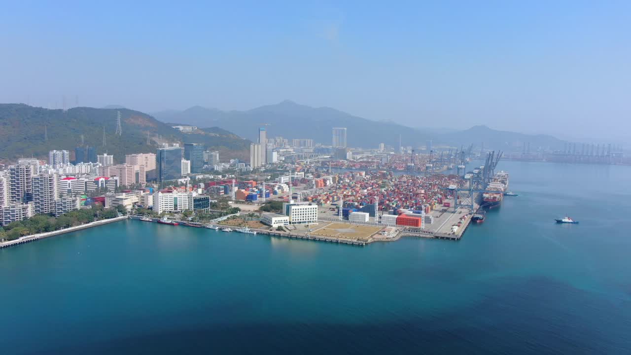 도킹된 선박과 컨테이너 야드가 있는 심천 상업 항구 터미널, 조감도