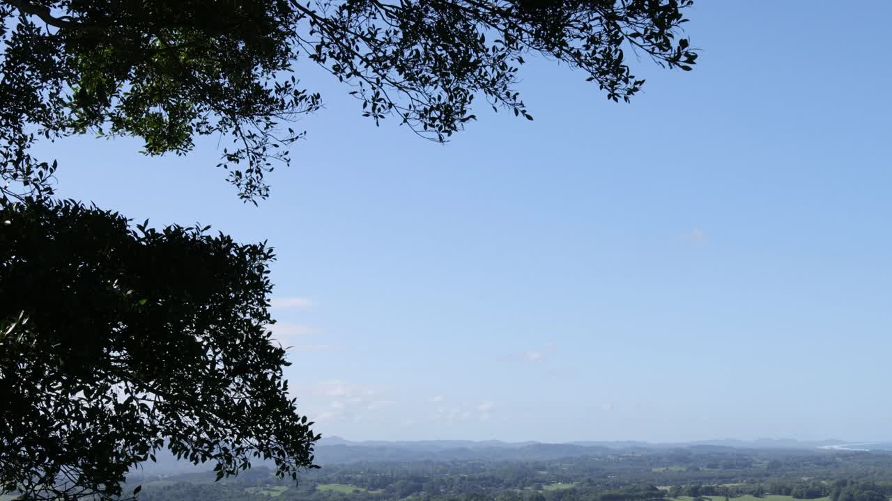 광활 한 시골 풍경 을 드러내는 공중 승강