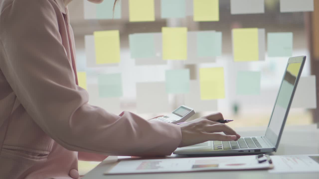 una mujer joven trabajando con una computadora portátil en una cafetería idea de negocio contable chica financiera