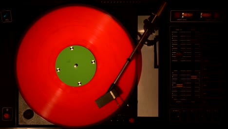 vinyl record pleer. toca canciones de un viejo tocadiscos 4k de la vista superior.