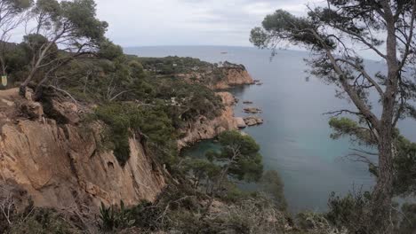 Wilde-Landschaft-An-Der-Küste-Von-Palamos