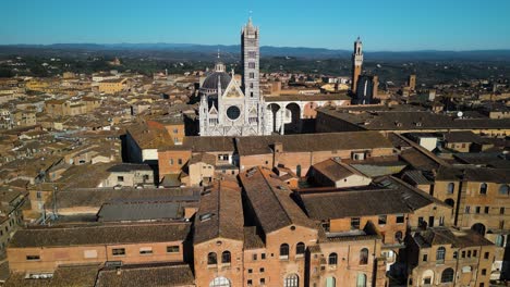 Filmischer-Drohnenschuss-über-Der-Kathedrale-Von-Siena-Am-Morgen