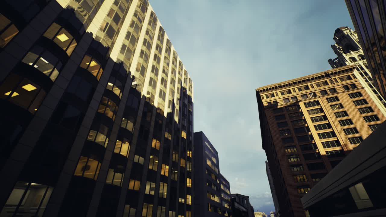 Paisagem urbana ao crepúsculo com janelas douradas refletindo a luz e sombras.