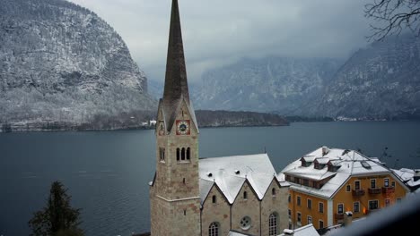 Clip-Filmado-En-Europa-En-Austria-Desde-Un-Pueblo-Llamado-Hallstatt-Que-Está-Junto-A-Un-Lago