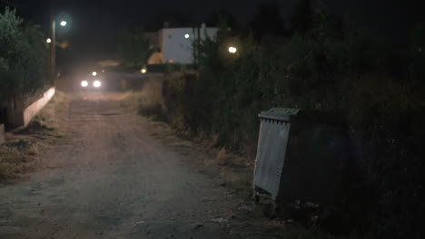 Autofahren-In-Der-Düsteren-Landschaft-In-Der-Nacht