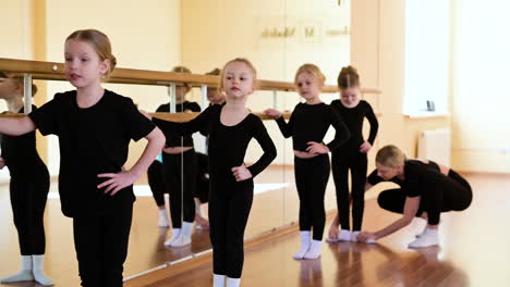 Niños-En-Clase-De-Danza-Clásica