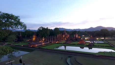 Luftaufnahme-Des-Historischen-Parks-Sukhothai,-UNESCO-Weltkulturerbe-In-Thailand-In-Der-Provinz-Suhkothai,-Thailand,-Aufgenommen-Mit-Einem-Dji-PT4