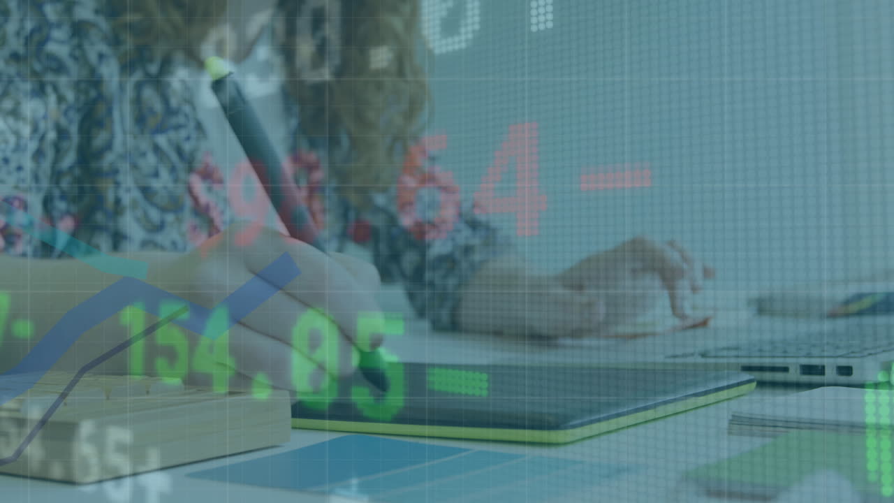 animación del procesamiento de datos financieros sobre la mujer en la oficina utilizando una tableta gráfica