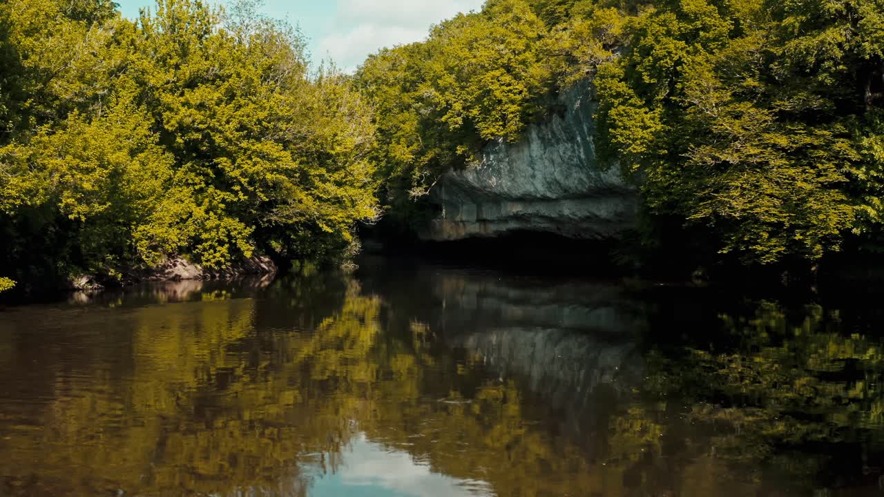 Tomada de drone sobre um rio na primavera na Dordonha, França.