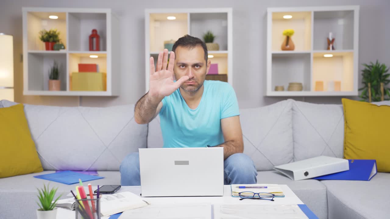 trabajador de oficina en casa hombre dice parar a la cámara, advierte.