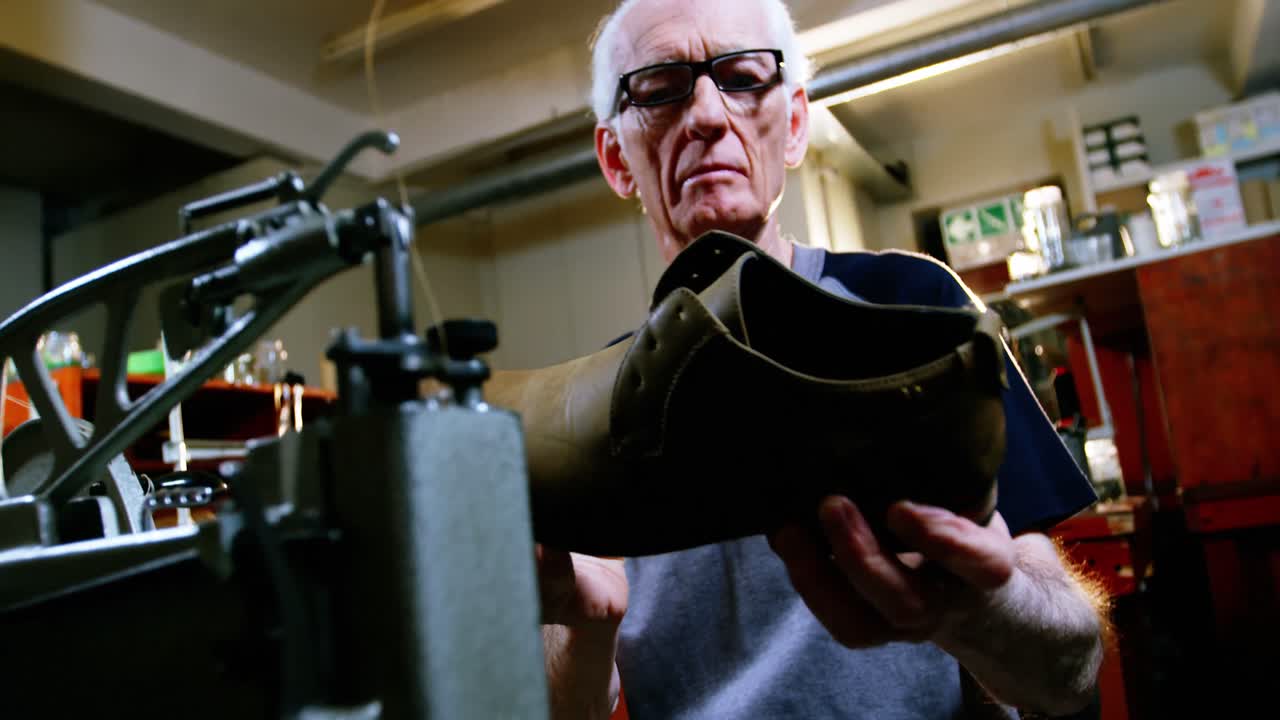 zapatero examinando un zapato