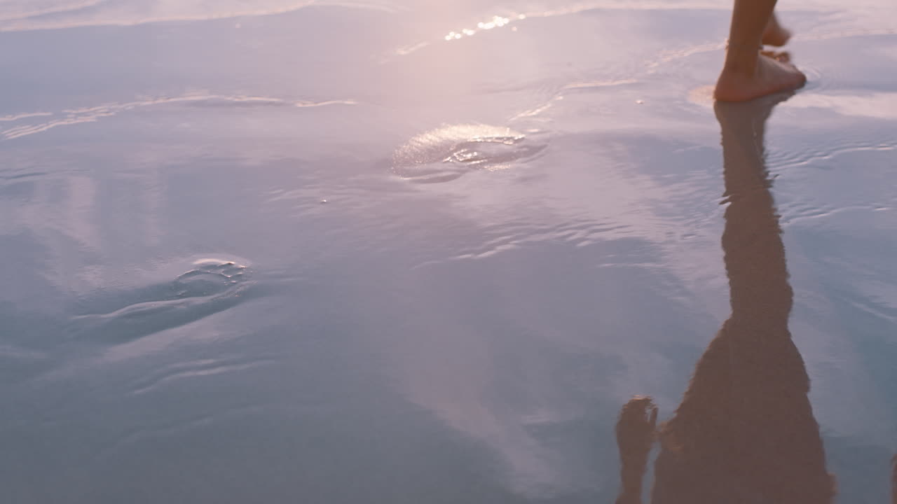 женщина, ноги и ходьба по пляжу