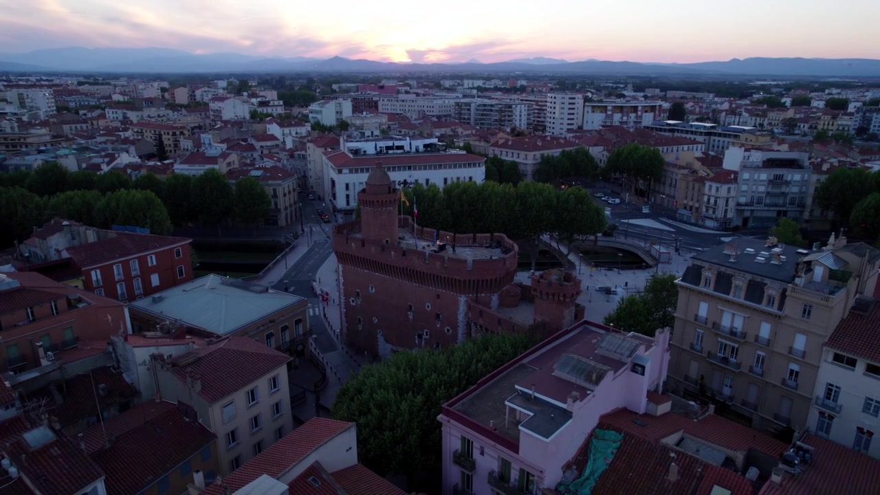 Vista aerea della città di Le Castillet in Francia al tramonto