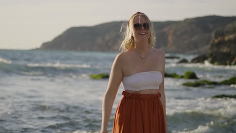 Cámara-Lenta-De-4k-De-Una-Joven-Alemana-Con-Clase-Feliz-Disfrutando-De-La-Puesta-De-Sol-En-La-Playa-De-Guincho-En-Portugal