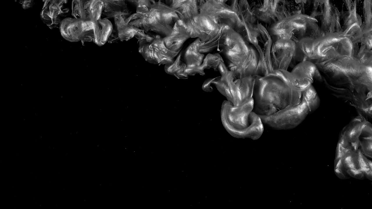 고속 카메라로 물에 잉크를 는 실버: 흑색에서 추상적인 구름 형상과 변신을 일으키는 반응을 일으키는 페인트가 떨어집니다.