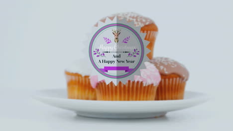 animación de felicitaciones de navidad en etiqueta sobre cupcakes en fondo blanco