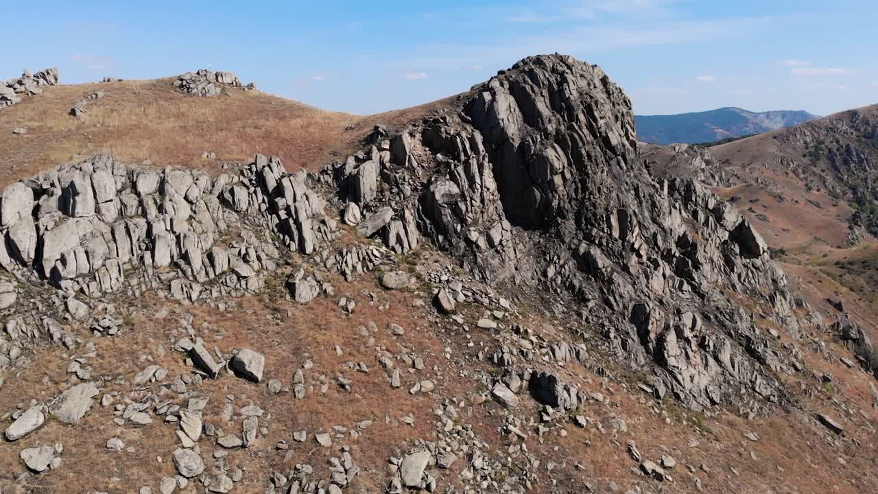 루마니아 도브로게아의 툴체아 카운티 근처 여름에 울퉁불퉁한 절벽이 있는 마신 산맥