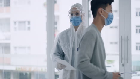 un médico que toma la temperatura de los pacientes usando un no