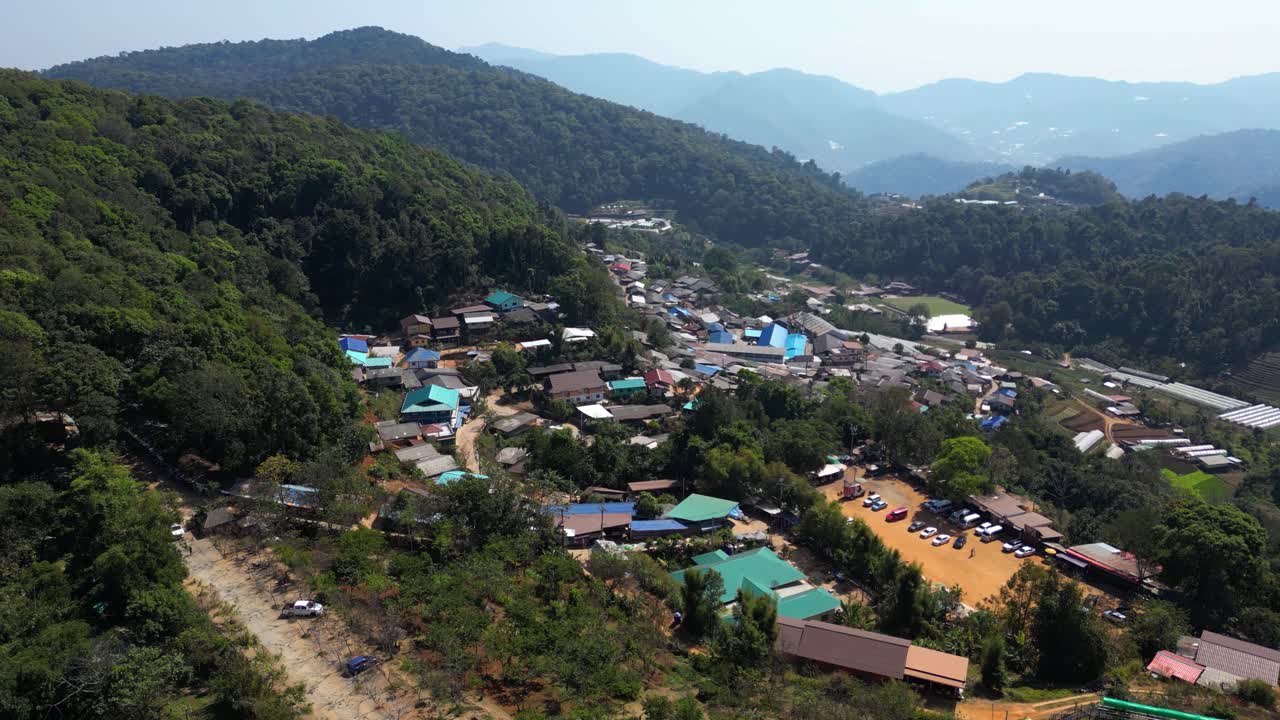 천천히 회전하는 드론이 태국의 전형적인 산 마을을 고 있습니다.