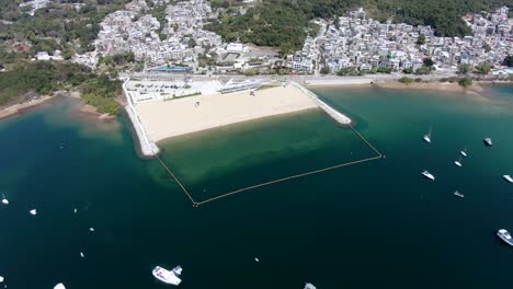 Vista-Aérea-De-La-Costa-De-Hong-Kong-Lung-Mei-Tsuen,-Incluida-Una-Extensión-De-Playa-Artificial