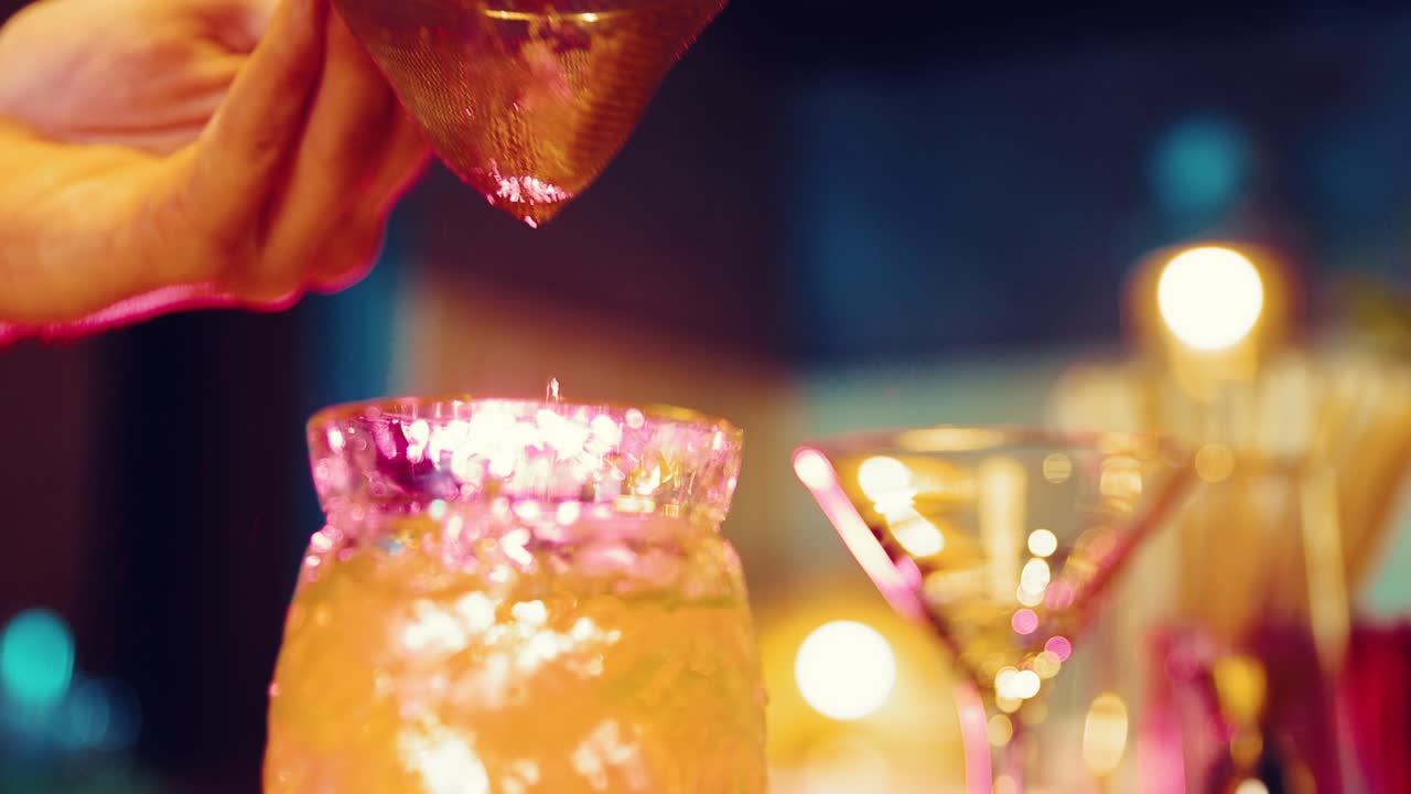 il barista sta facendo un cocktail.