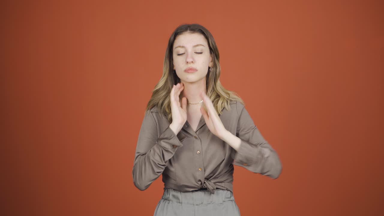 목에 통증이 있는 젊은 여성.