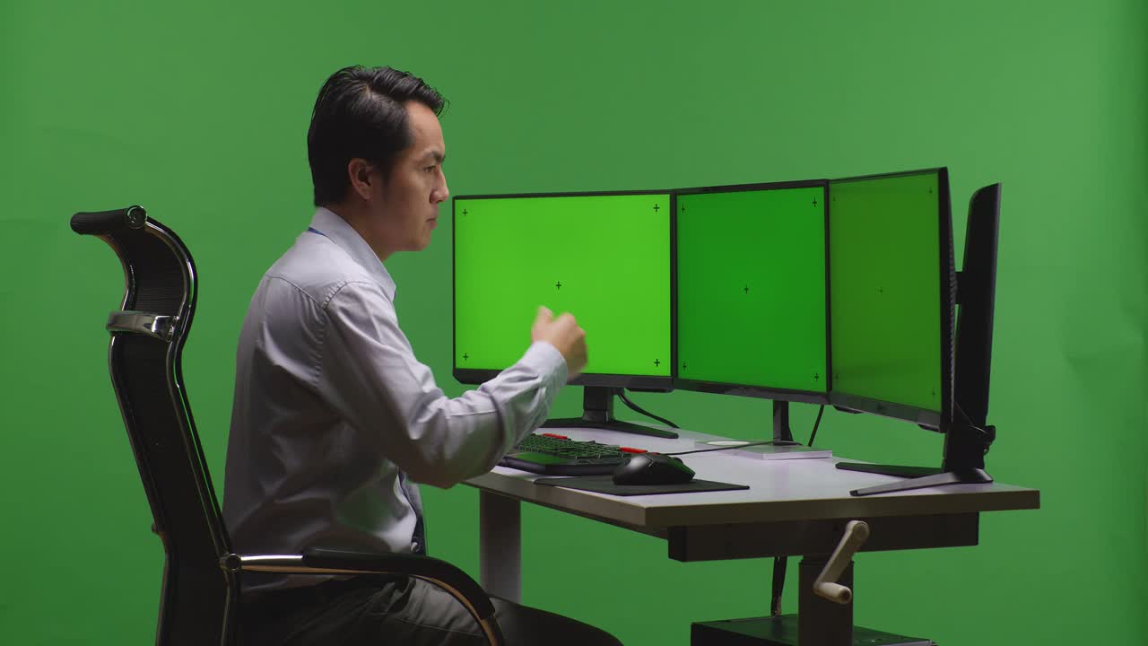 그린 스크린 컴퓨터에서 일하는 사업가