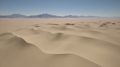 vista aérea del paisaje desértico con dunas de arena y montañas