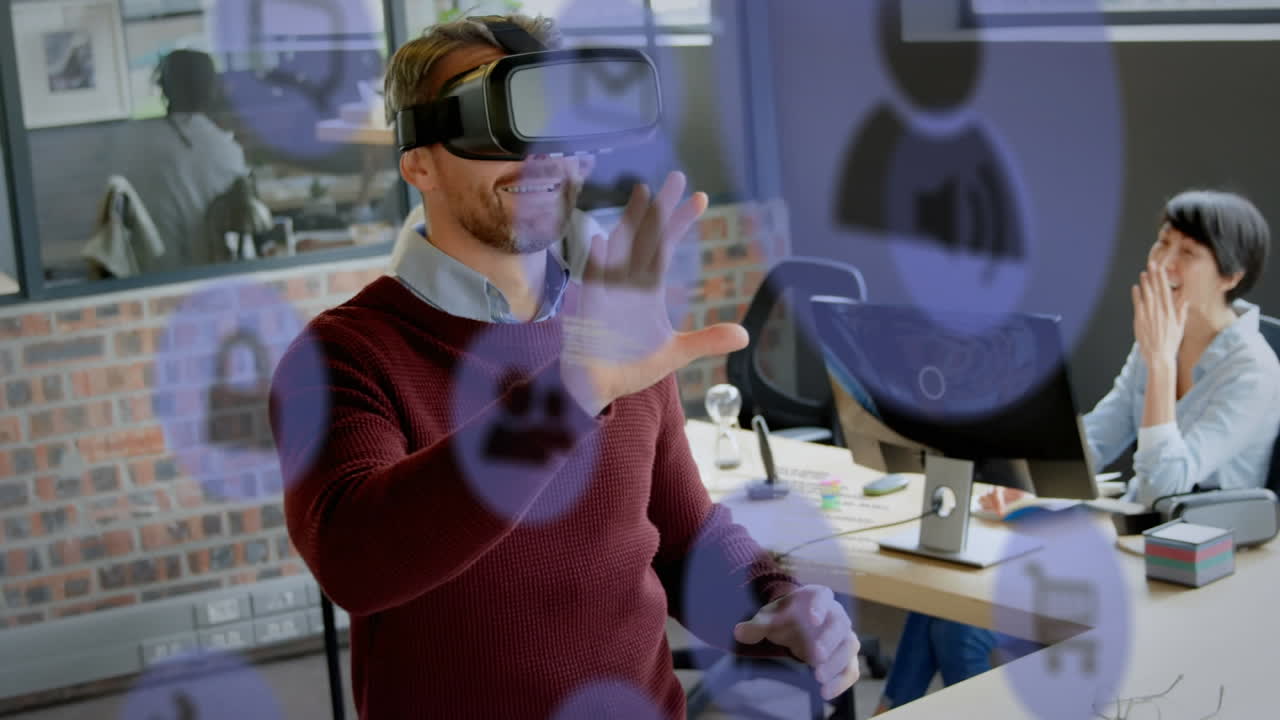 Animazione di icone di social media su colleghi di diverse etnie e un uomo caucasico che indossa un visore VR
