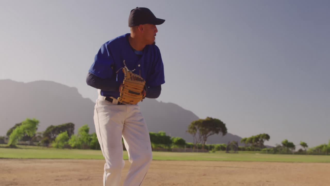 Giocatore di baseball che prende una palla durante una partita
