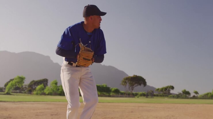 Giocatore di baseball che prende una palla durante una partita