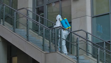desinfección de las escaleras de los edificios