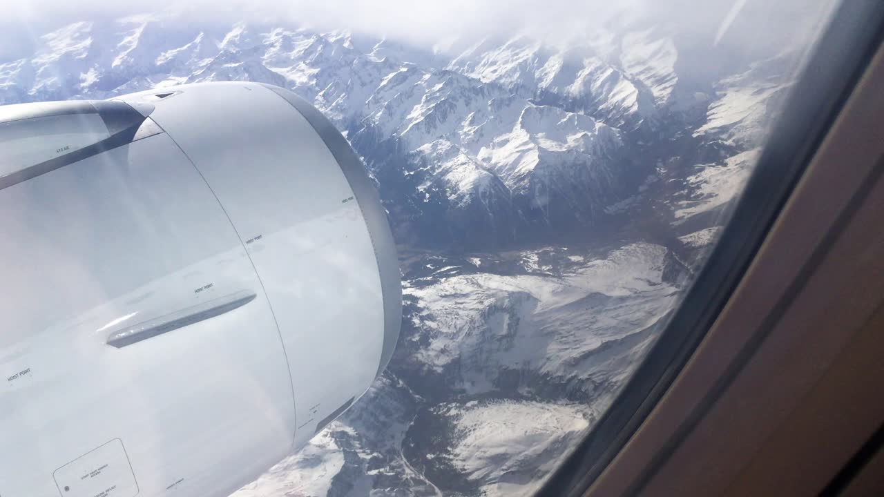 vista de turbina desde un avión que volaba cerca de las montañas nevadas de los alpes en europa