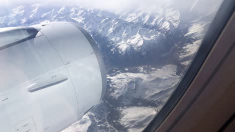 Vista-De-Turbina-Desde-Un-Avión-Que-Volaba-Cerca-De-Las-Montañas-Nevadas-De-Los-Alpes-En-Europa