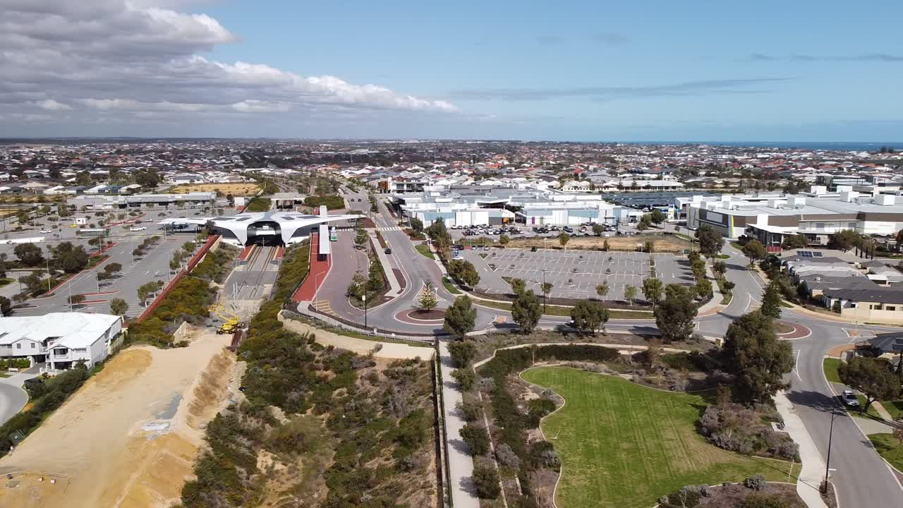 버틀러와 기차역을 볼 수 있는 공중 비행 헤일스워스 공원