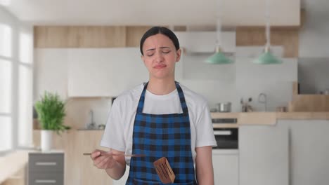 una triste ama de casa india probando mala comida