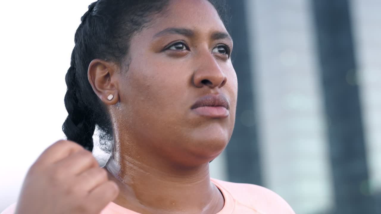 música, fitness y mujer de talla grande comienzan a hacer ejercicio