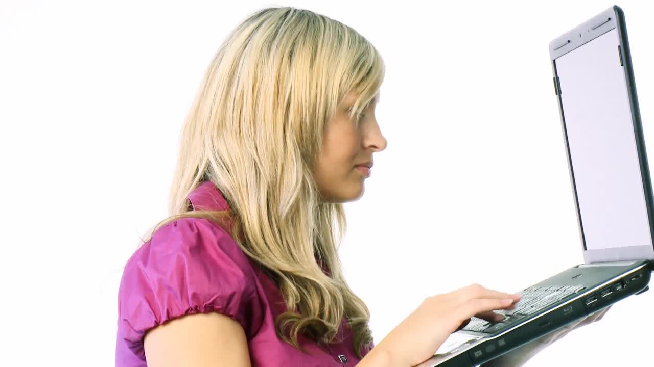 Mujer que trabaja en la computadora portátil