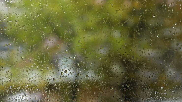 Gotas de lluvia en la ventana. Clima otoñal lluvioso. Primer plano.