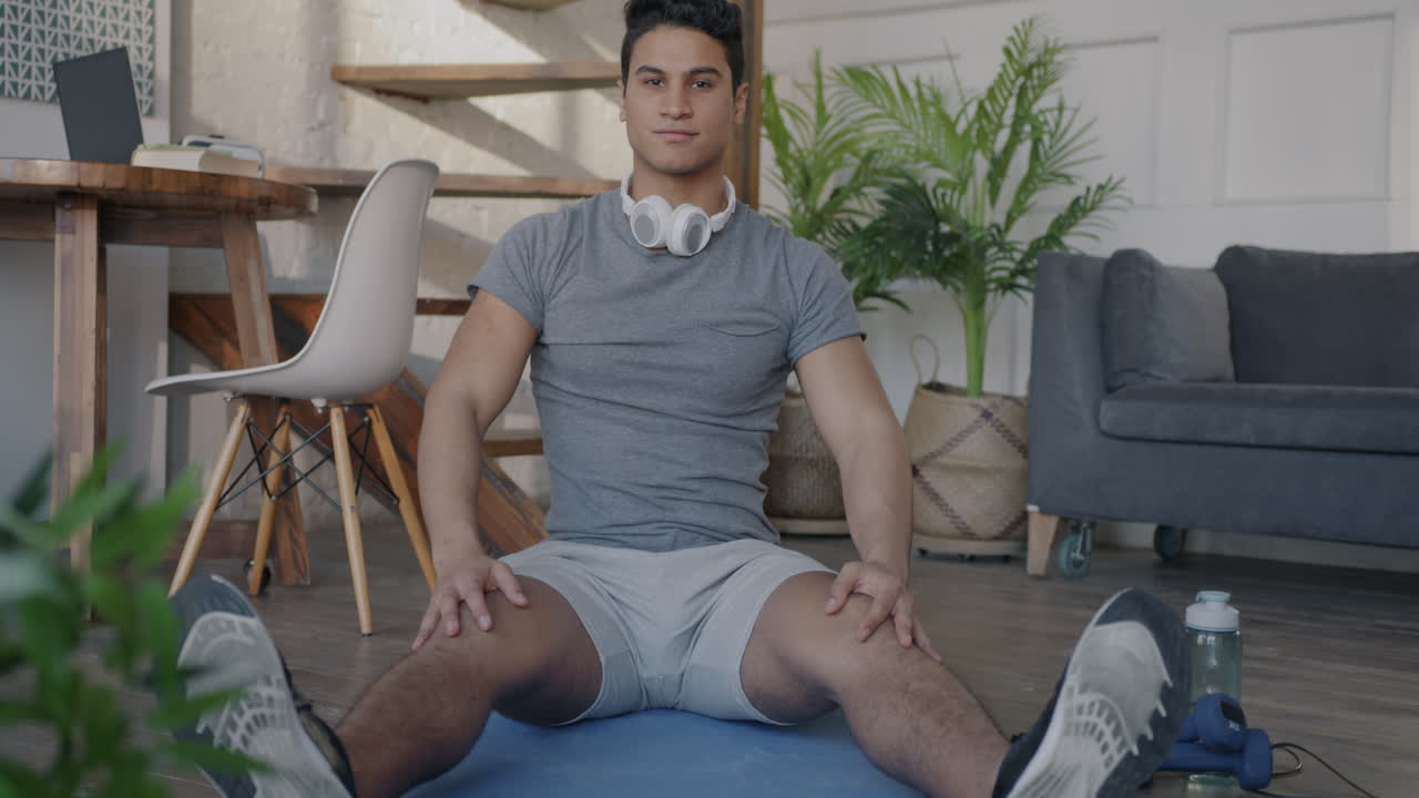 hombre estirándose en casa