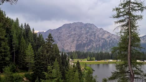 Vista-Panorámica-De-Un-Lago-Entre-Bosques-Y-Montañas