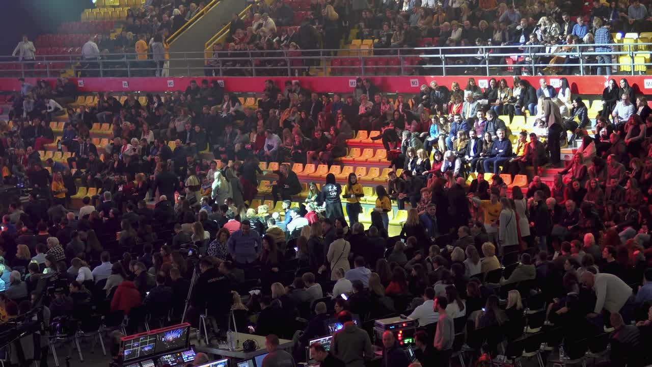 컨퍼런스 오디토리움에 들어오는 사람들의 군중. 프로그래머들의 스타트업 회사를 위한 현대적인 공간.